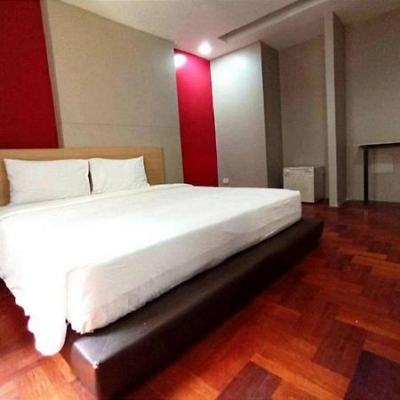 X Go Inn Silom Road -Bts Saint Louis 曼谷 外观 照片