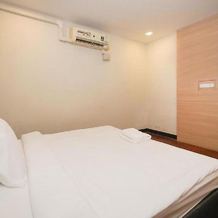 X Go Inn Silom Road -Bts Saint Louis 曼谷 外观 照片