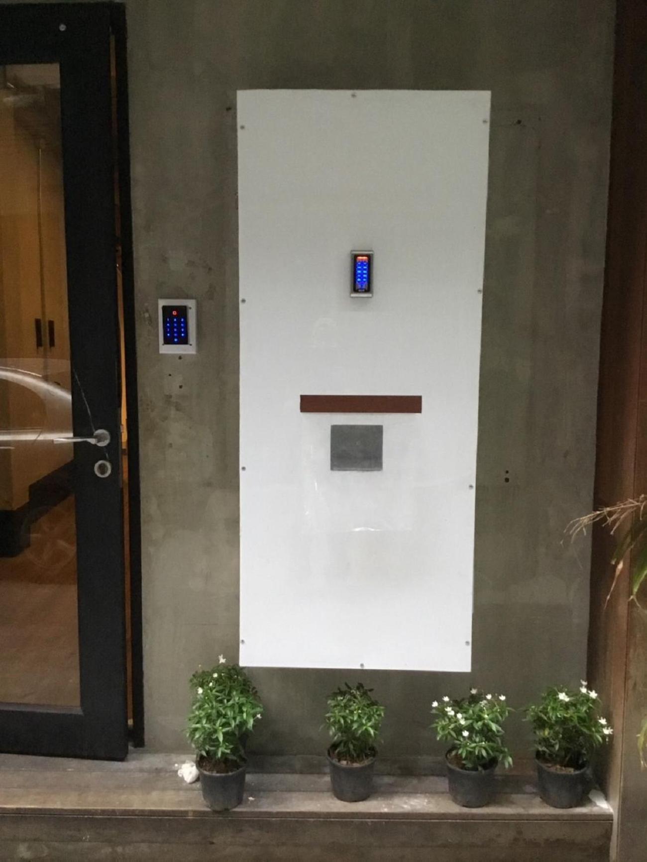 X Go Inn Silom Road -Bts Saint Louis 曼谷 外观 照片