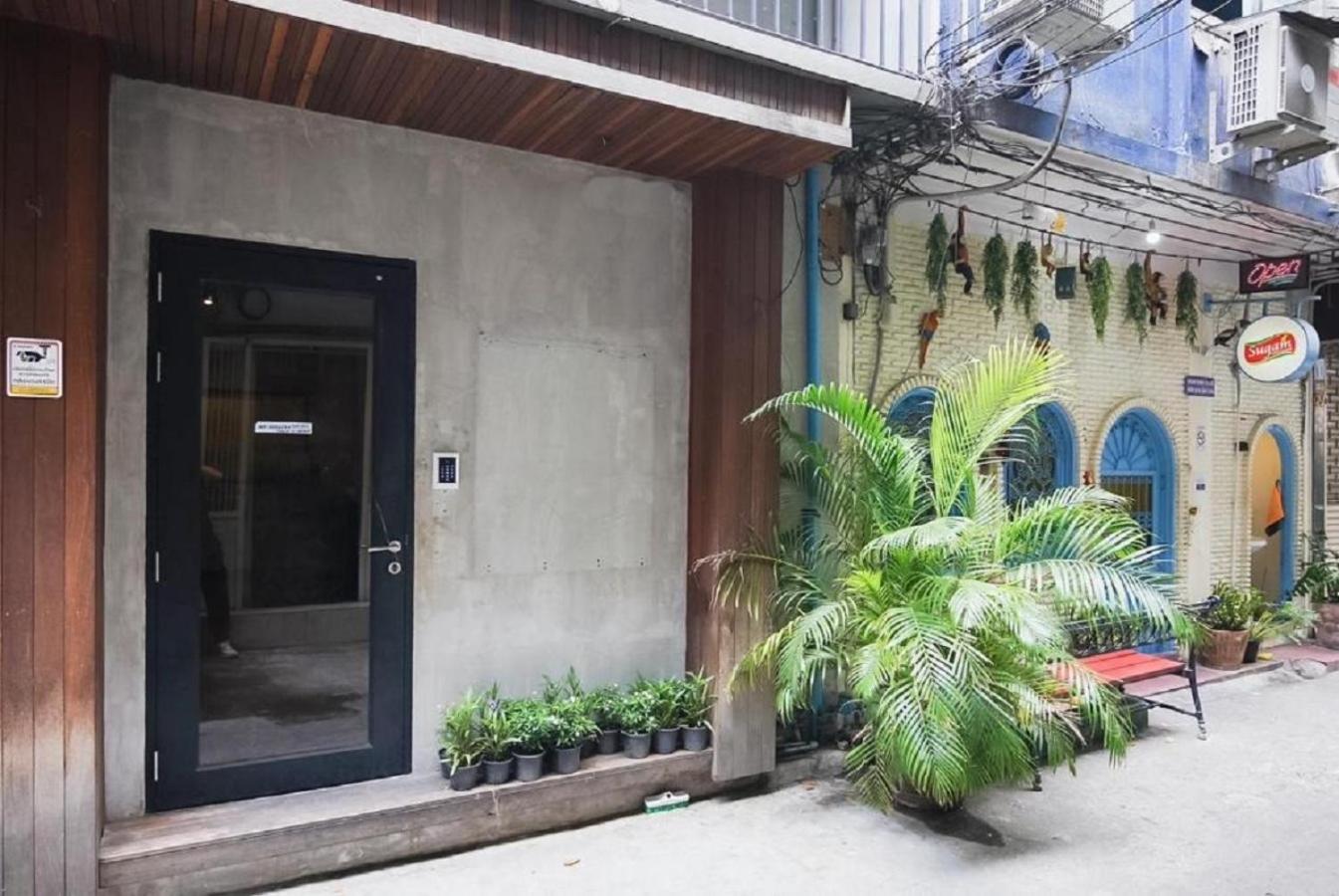 X Go Inn Silom Road -Bts Saint Louis 曼谷 外观 照片