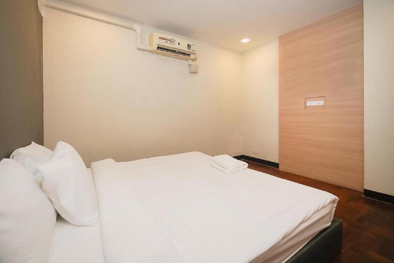 X Go Inn Silom Road -Bts Saint Louis 曼谷 外观 照片
