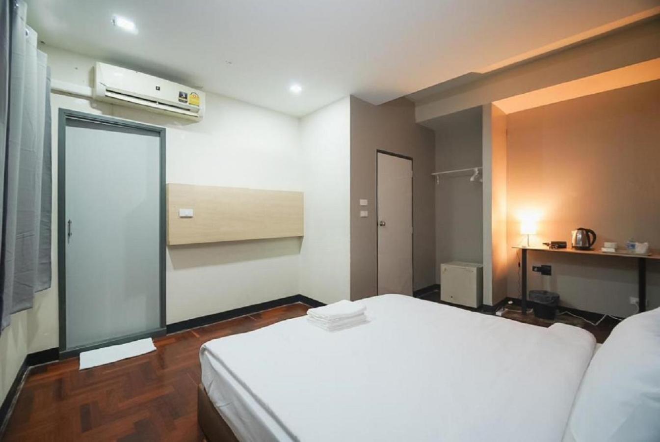 X Go Inn Silom Road -Bts Saint Louis 曼谷 外观 照片