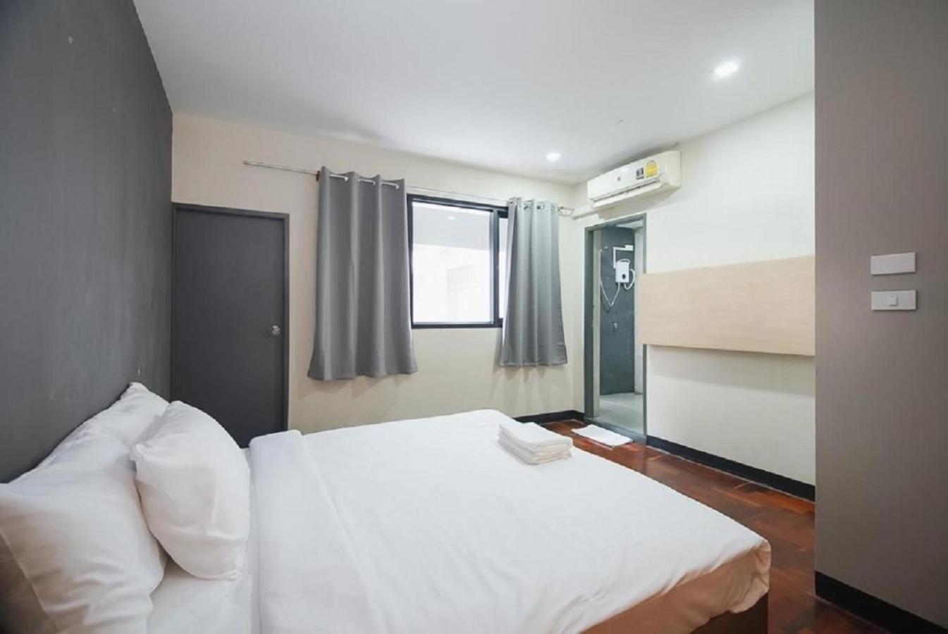 X Go Inn Silom Road -Bts Saint Louis 曼谷 外观 照片