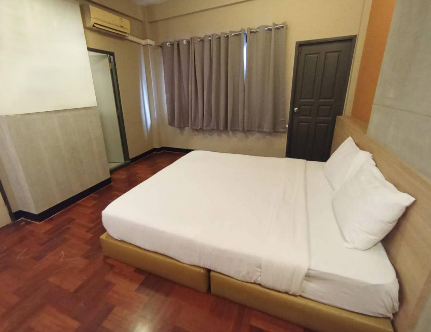 X Go Inn Silom Road -Bts Saint Louis 曼谷 外观 照片