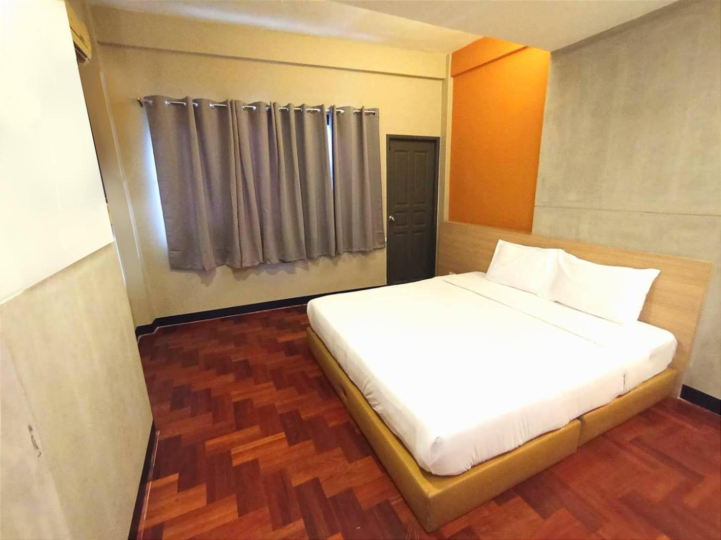 X Go Inn Silom Road -Bts Saint Louis 曼谷 外观 照片
